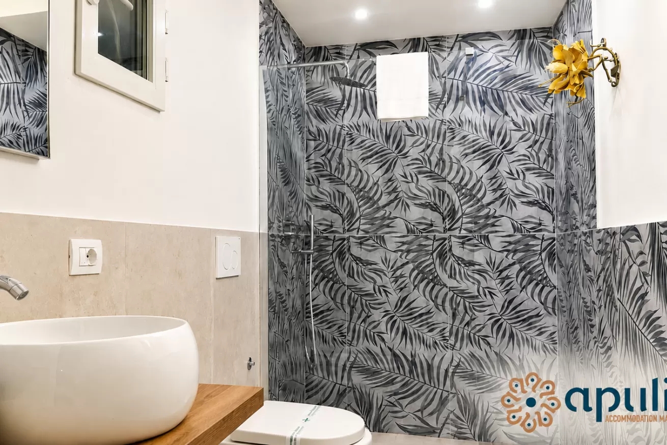 Modern Bathroom - View 1